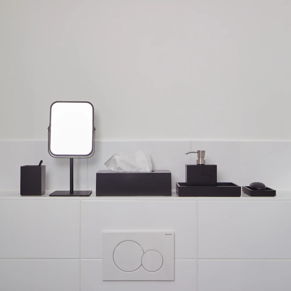 Moderne schwarze Badaccessoires Moon von Aquanova – bruchsicheres und stilvolles Badezimmer-Set für ein elegantes Interieur.