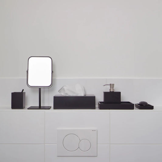 Moderne schwarze Badaccessoires Moon von Aquanova – bruchsicheres und stilvolles Badezimmer-Set für ein elegantes Interieur.