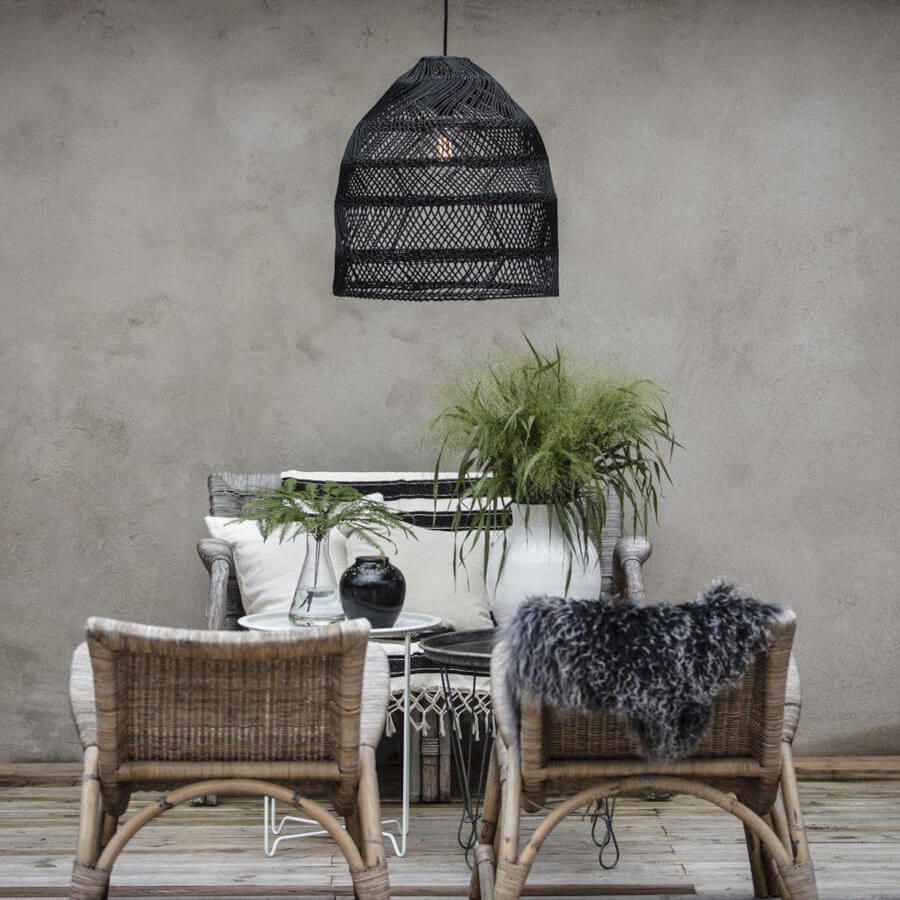 Moderne schwarze Rattan-Hängelampe: Die große Pendelleuchte "Maja" von PR Home ist ein stilvoller Blickfang.
