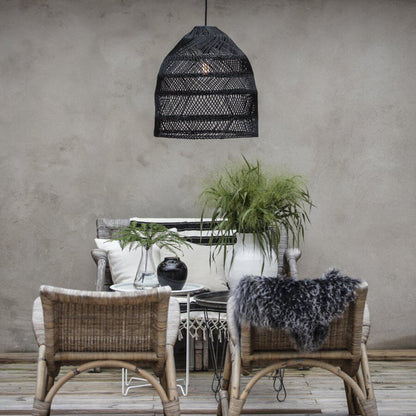 Moderne schwarze Rattan-Hängelampe: Die große Pendelleuchte "Maja" von PR Home ist ein stilvoller Blickfang.