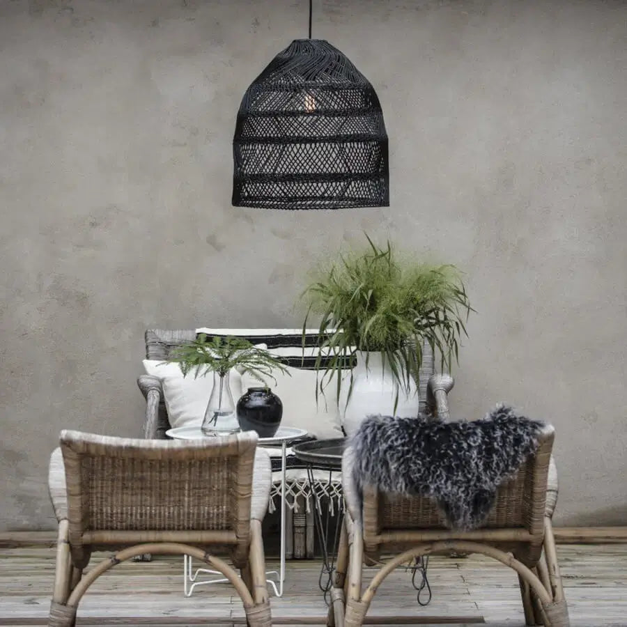 Moderne schwarze Rattan-Hängelampe: Die große Pendelleuchte "Maja" von PR Home ist ein stilvoller Blickfang.