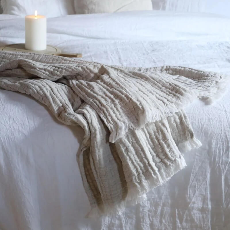 Moderne Tagesdecke "Tessa" mit kurzen Fransen aus Crinkle-Leinen und Baumwolle in Natur: Die Tagesdecke ist eine stilvolle Tagesdecke.