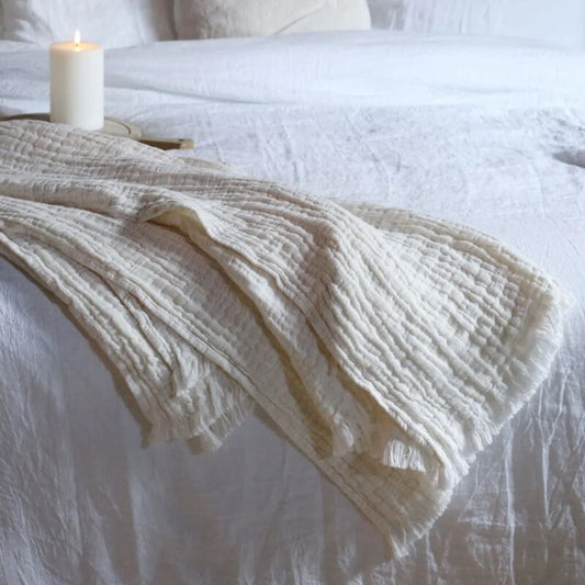 Moderne Tagesdecke "Tessa" mit kurzen Fransen aus Crinkle-Leinen und Baumwolle in Offwhite: Die Tagesdecke ist eine stilvolle Tagesdecke.