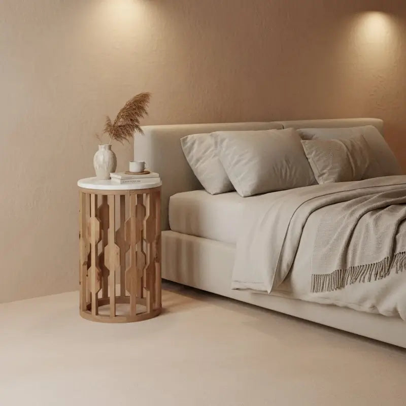 Beistelltisch Aceh als runder Nachttisch neben dem Bett – minimalistisches Design mit weißer Marmorplatte