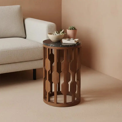 Moderner Beistelltisch Lampung von Raw Materials – runder Tisch mit schwarzer Marmorplatte und Holzgestell für zeitloses Wohndesign