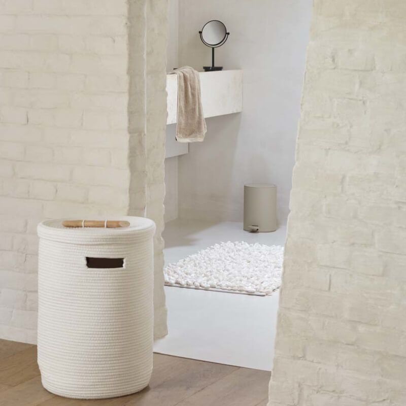 Moderner geflochtener Wäschekorb Otis in Ivory mit Deckel – stilvolle und praktische Wäschetonne für das Badezimmer.