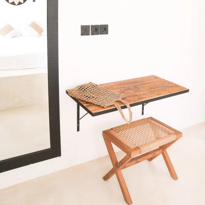 Moderner Sitzhocker "Indra": Der Holzhocker mit Geflecht-Sitzfläche ist ein stilvoller Hocker.