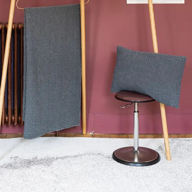Wohnbeispiel: moderner Kurzflorteppich Abu als Deko im Wohnzimmer.