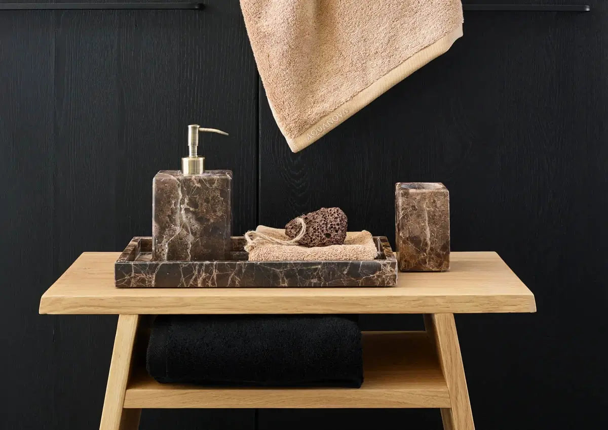 Natürlich eingerichtetes Badezimmer mit Holz- und Marmor-Accessoires für ein harmonisches und modernes Wohnambiente.