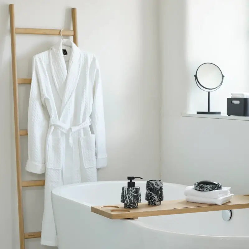 Natürlich eingerichtetes Badezimmer mit Holz- und Marmor-Accessoires für ein harmonisches und modernes Wohnambiente.