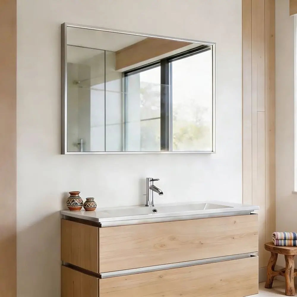 Neviano Badspiegel mit Aluminiumrahmen – moderner Wandspiegel für das Badezimmer in zeitlosem Design