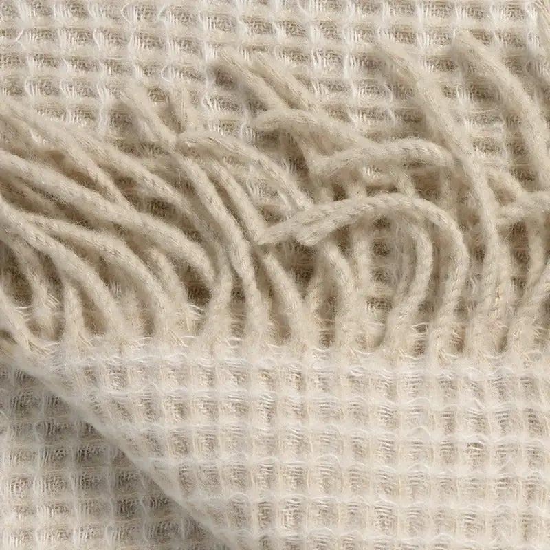 Detailansicht Sofadecke mit Fransen Tan Offwhite – Vandyck Home 95 Waffelmuster Wolle