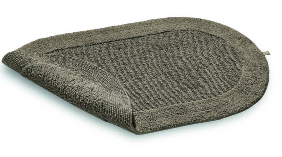 Wärme und Eleganz für Ihr Bad: Der ovale Badteppich "Exquisit" in der Farbe "Taupe" verleiht Ihrem Badezimmer eine warme und elegante Note.