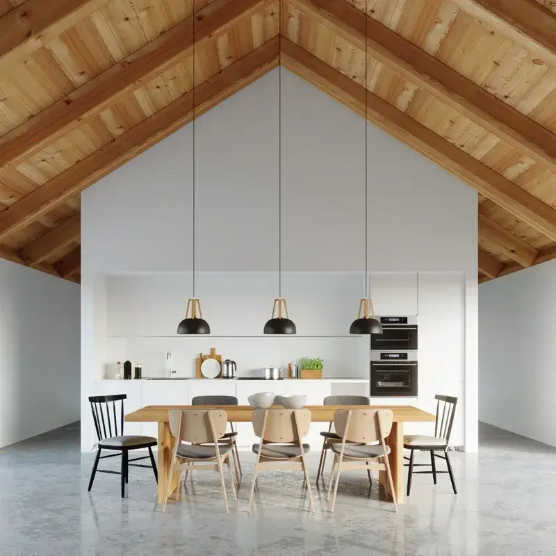 Mehrere CASCO Hängelampen in Schwarz mit Holzdetails über einem modernen Esszimmer-Tisch – warmes, gerichtetes Licht, ideal für offene Küchen, Dining-Areas und skandinavische Wohnkonzepte.