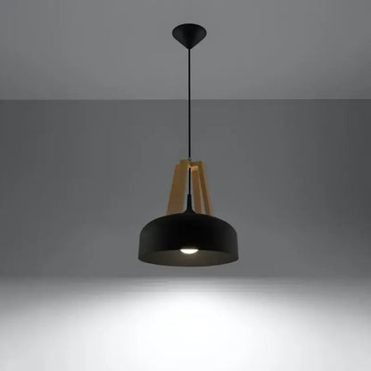 Eingeschaltete CASCO Hängelampe in Schwarz und Holz mit warmem, fokussiertem Lichtkegel – perfekt für Esstisch, Kücheninsel oder gemütliche Wohnbereiche