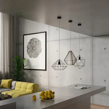 Schwarze Pendelleuchte DEMI mit Stahl-Drahtkorb in Diamantform für Wohnzimmer und Essbereich.