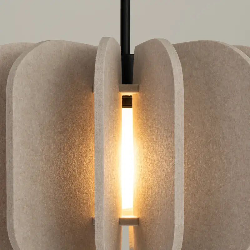 Filz-Pendelleuchte in Beige mit Fächerform für moderne Wohnräume