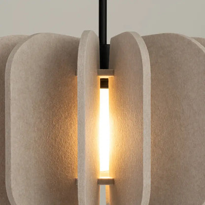 Filz-Pendelleuchte in Beige mit Fächerform für moderne Wohnräume