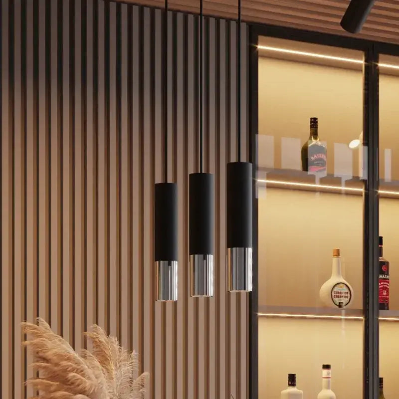 Chrom-Detail der Pendelleuchte 3-flammig schwarz – Zylinderform der LOOPEZ Lampe
