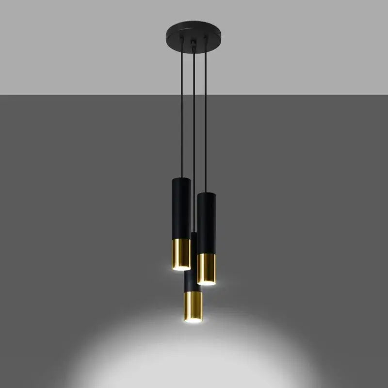 Schwarz-goldene Pendelleuchte 3-flammig im eingeschalteten Zustand – gerichtetes Licht der LOOPEZ Lampe