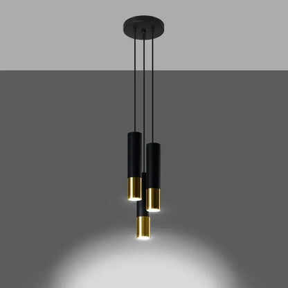 Schwarz-goldene Pendelleuchte 3-flammig im eingeschalteten Zustand – gerichtetes Licht der LOOPEZ Lampe