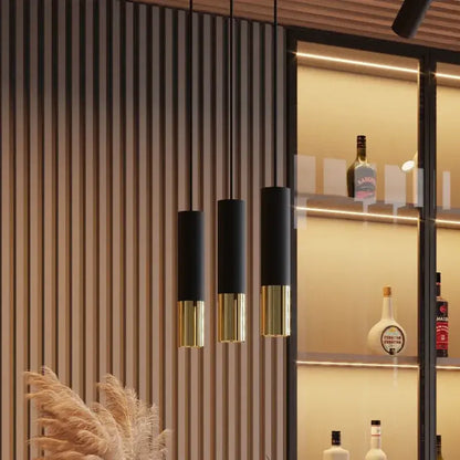 Detailaufnahme der Pendelleuchte 3-flammig schwarz mit goldenen Endkappen – minimalistische Zylinderform LOOPEZ