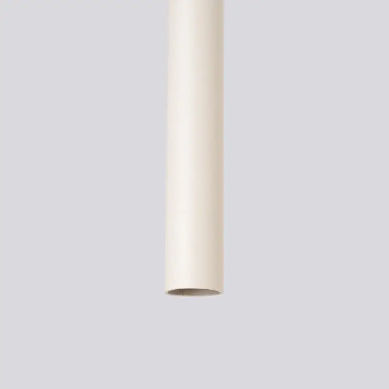 Detailansicht der beigen Pendelleuchte Pastello mit matter Oberfläche und klarer Zylinderform im modernen Designstil