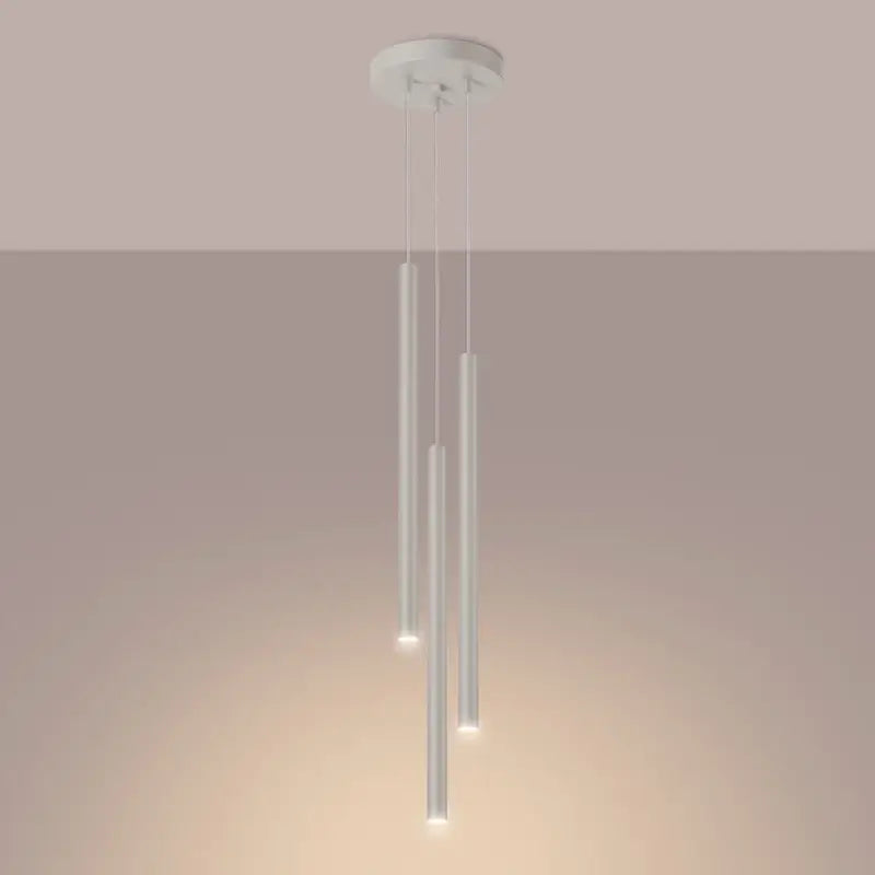 3-flammige Pendelleuchte Pastello in Beige mit eingeschaltetem Licht – warme, indirekte Beleuchtung im modernen Interieur