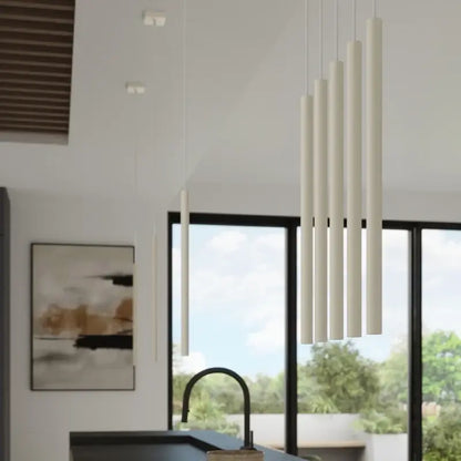 Moderne 3-flammige Pendelleuchte Pastello in Beige über Kücheninsel im stilvollen Wohnraum – zeitloses, minimalistisches Lichtdesign