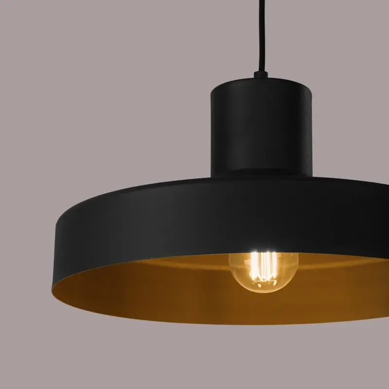 Detailansicht schwarze Metall-Pendelleuchte Bilo, hochwertige Verarbeitung