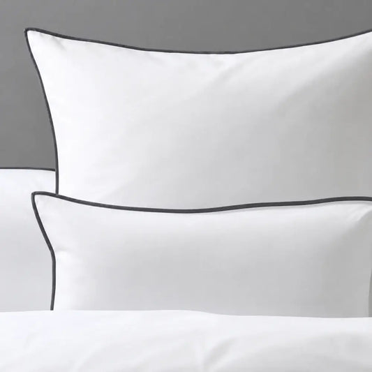 Perkal Bettwäsche Fee von Evelyn Kahle mit farbiger Paspel im edlen Look – hochwertige und stilvolle Bettwäsche für ein modernes Schlafzimmer.