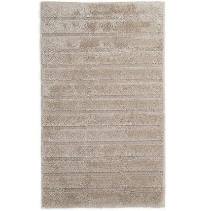 Pflegeleichte Badematte California in natürlichem Linen Leinen, mit weichen Hoch-Tief-Streifen und rutschfester Unterseite.