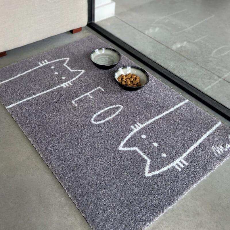 Pflegeleichte, waschbare Matte mit Katzenmotiv "Meow", Modell Catty von Mad About Mats.