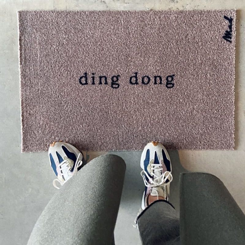 Pflegeleichter, rutschfester Türvorleger mit Schriftzug "Ding Dong" in Braun, Modell Anna von Mad About Mats.