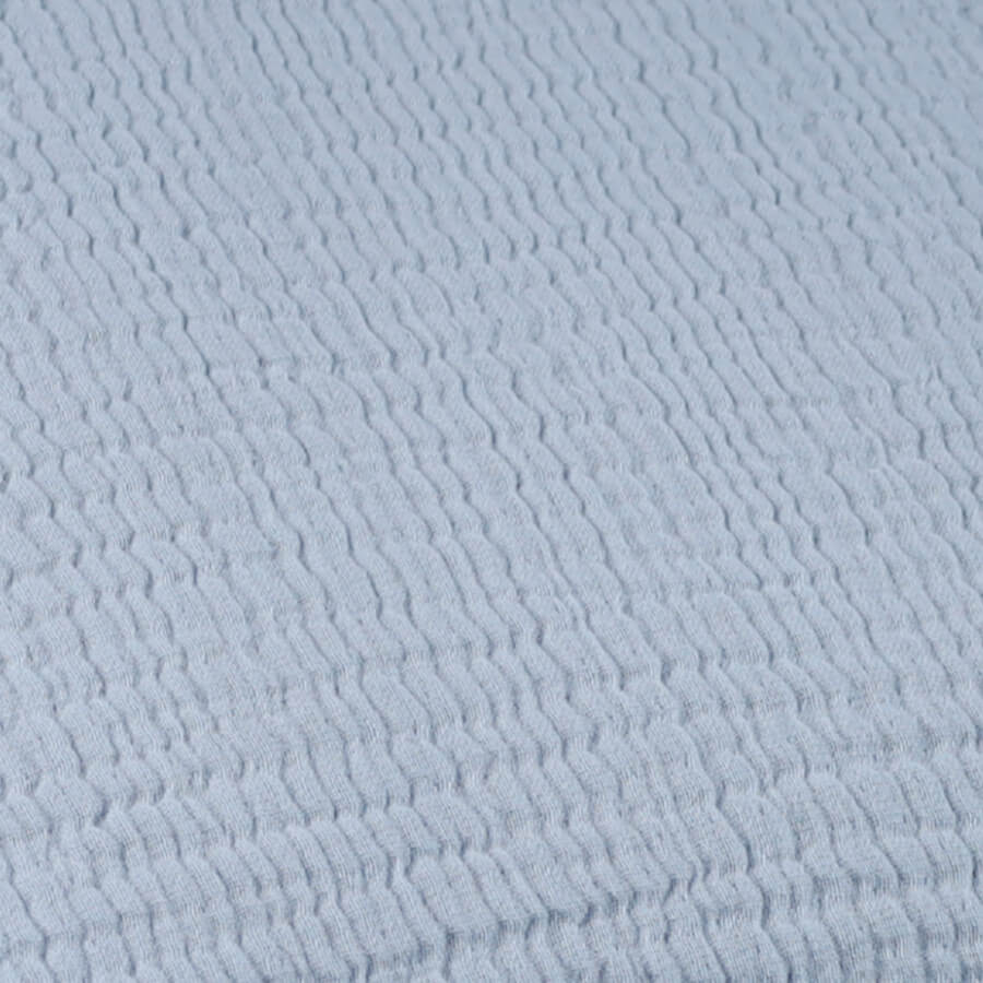 Baumwollplaid in Crinkle-Strickoptik in Blaugrau: Das Baumwollplaid "Puglia" mit Fransen ist ein leichter und stilvoller Überwurf.