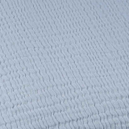 Baumwollplaid in Crinkle-Strickoptik in Blaugrau: Das Baumwollplaid "Puglia" mit Fransen ist ein leichter und stilvoller Überwurf.