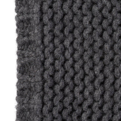 Plaid "York" aus dickgestrickter Wolle in Dunkelgrau: Das Strickplaid ist eine stilvolle Decke.