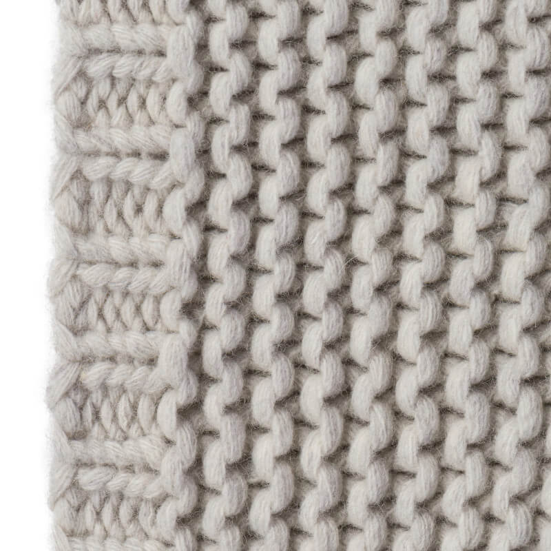 Plaid "York" aus dickgestrickter Wolle in Marble Greige: Das Strickplaid ist eine stilvolle Decke.