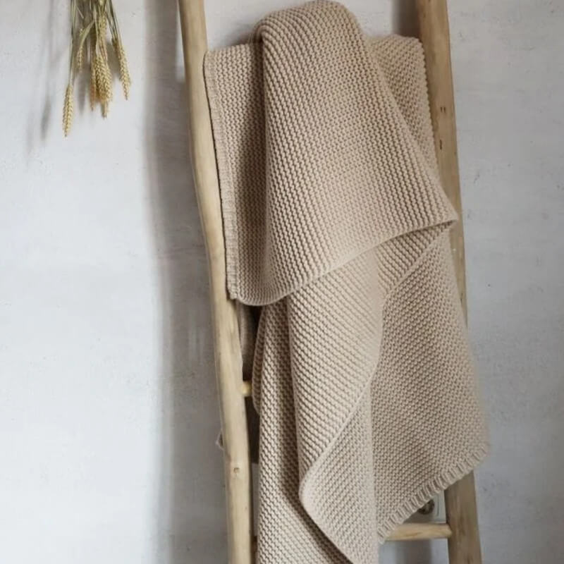 Plaid "York" aus Strick in Beige: Das Strickplaid ist eine stilvolle Decke.