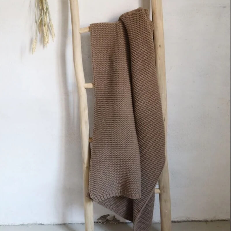 Plaid "York" aus Strick in Braun: Das Strickplaid ist eine stilvolle Decke.