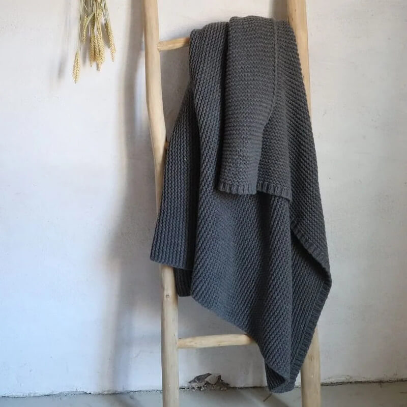 Plaid "York" aus Strick in Dunkelgrau: Das Strickplaid ist eine stilvolle Decke.