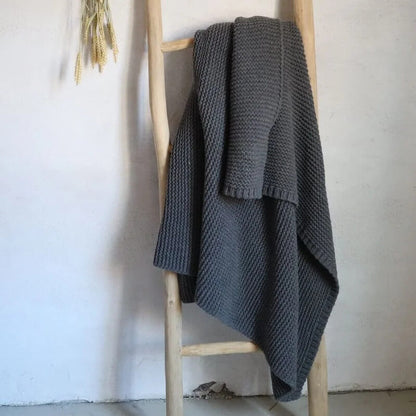 Plaid "York" aus Strick in Dunkelgrau: Das Strickplaid ist eine stilvolle Decke.