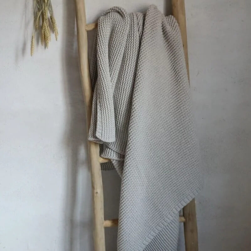 Plaid "York" aus Strick in Marble Greige: Das Strickplaid ist eine stilvolle Decke.