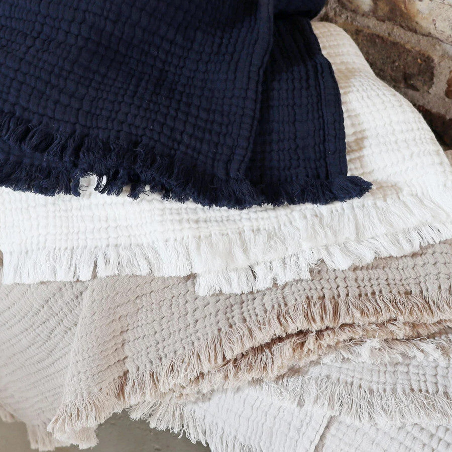 Baumwollplaid in Crinkle-Strickoptik: Das Baumwollplaid "Puglia" mit Fransen ist ein leichter und stilvoller Überwurf.