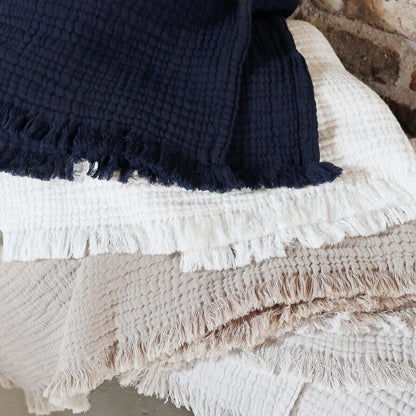 Baumwollplaid in Crinkle-Strickoptik: Das Baumwollplaid "Puglia" mit Fransen ist ein leichter und stilvoller Überwurf.