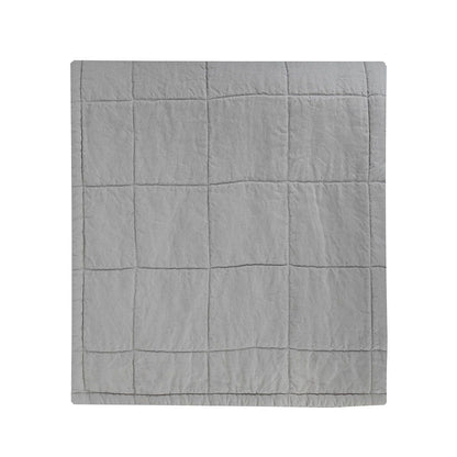 Plaid und Tagesdecke Nice in Stone Grau mit Blockmuster – weiche und stilvolle Wohndecke für ein gemütliches Zuhause.
