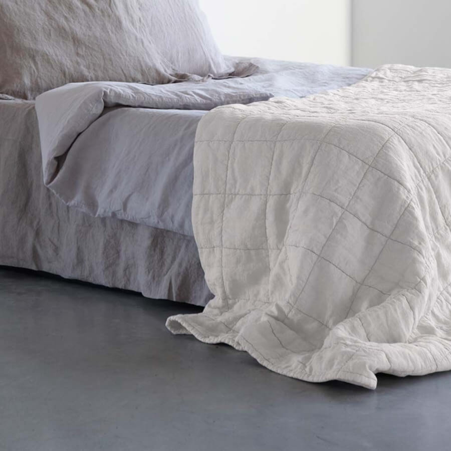 Edle Struktur: Das Plaid/der Überwurf Nice Passion for Linen in Marmor-Optik mit Blockmuster bringt eine luxuriöse Note in Ihr Zuhause.