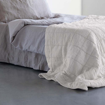 Edle Struktur: Das Plaid/der Überwurf Nice Passion for Linen in Marmor-Optik mit Blockmuster bringt eine luxuriöse Note in Ihr Zuhause.