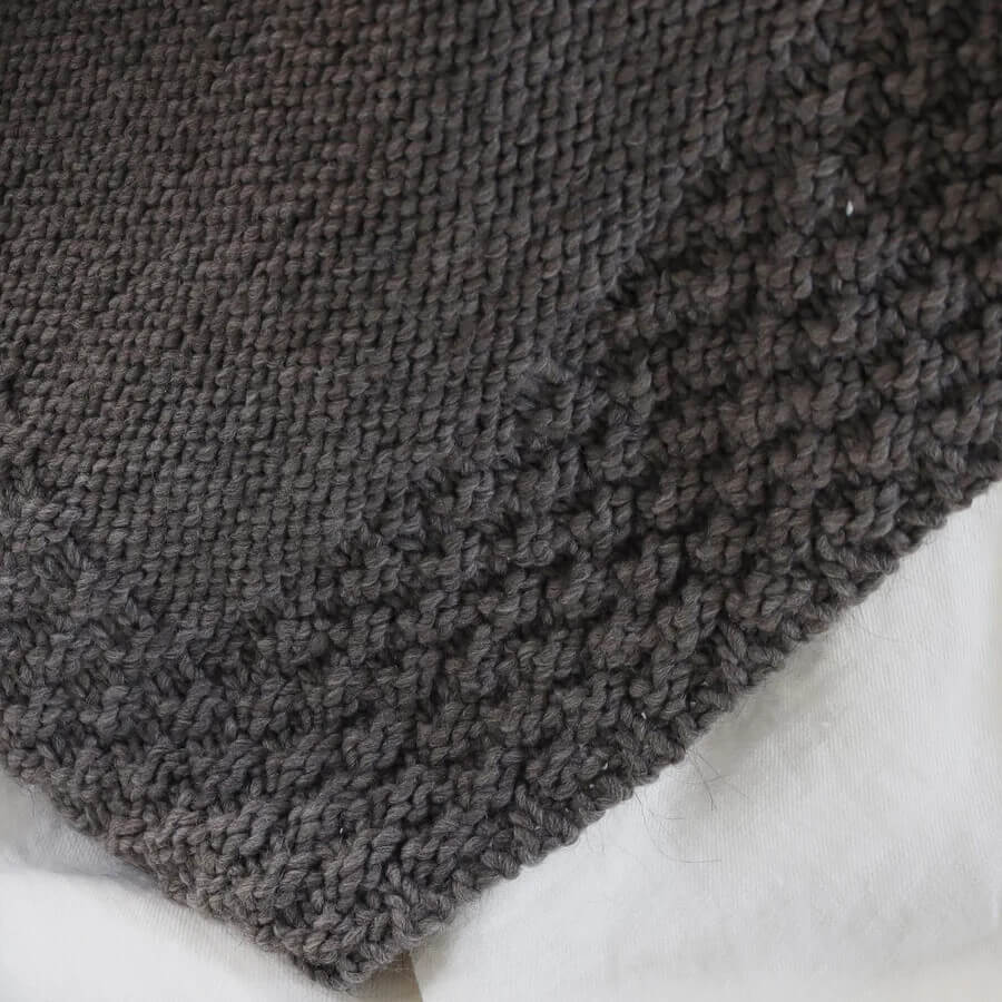 Strickplaid in Dunkelbraun: Die Strickdecke "Aberdeen" ist ein kuscheliger Überwurf.