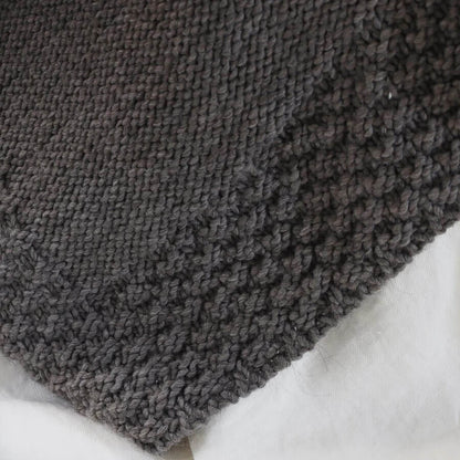 Strickplaid in Dunkelbraun: Die Strickdecke "Aberdeen" ist ein kuscheliger Überwurf.